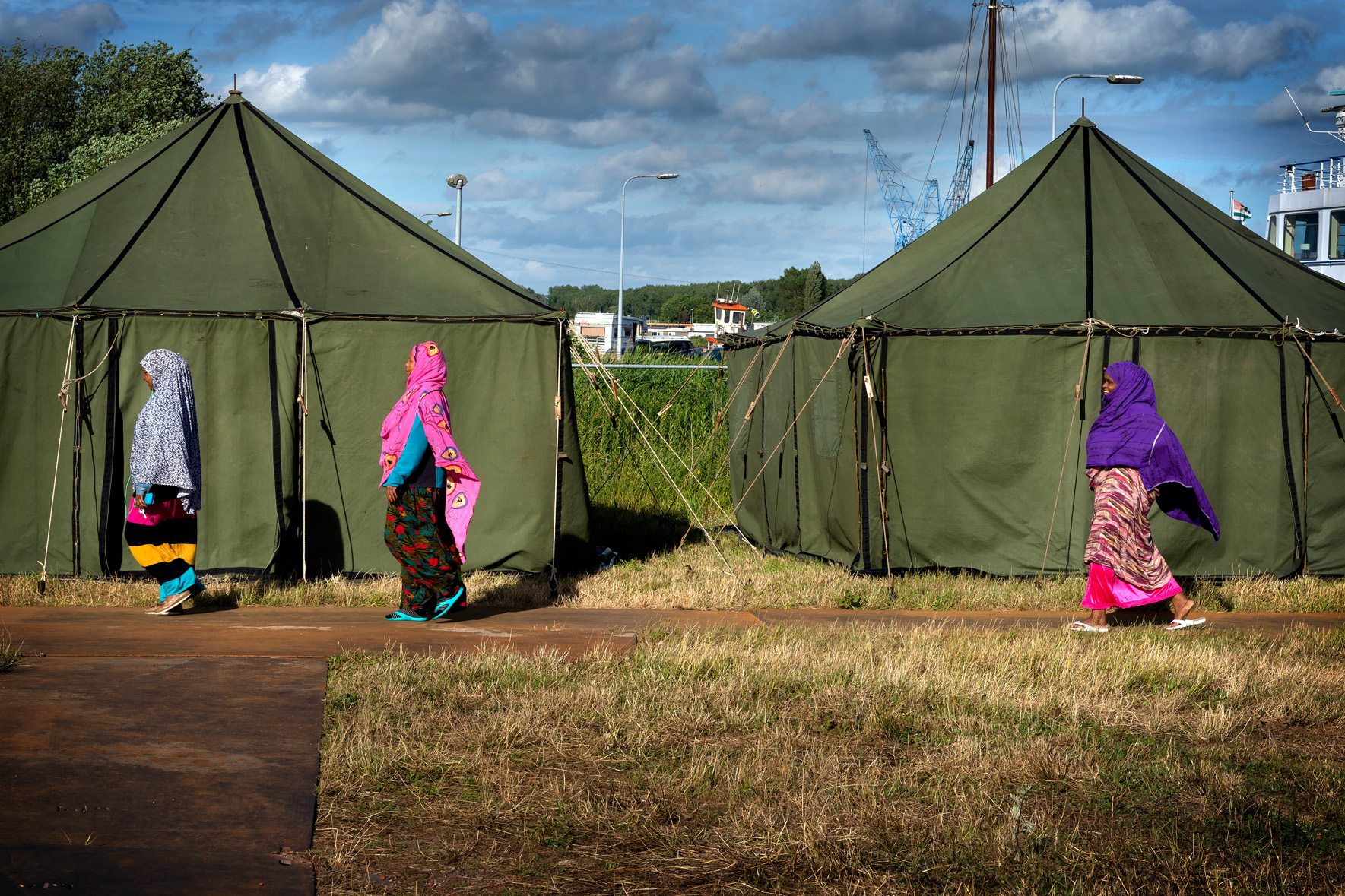 Somalische vrouwen voor tentenkamp zat 23 jun 2018
